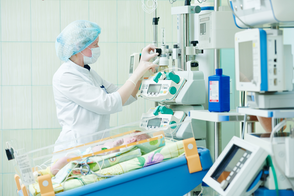 intensive,care,unit,female,doctor,with,baby,infant